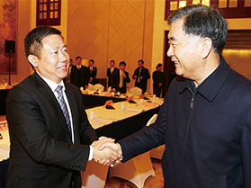 十九屆中央政治局常委，第十三屆全國(guó)政協(xié)主席汪洋與周海江握手合影