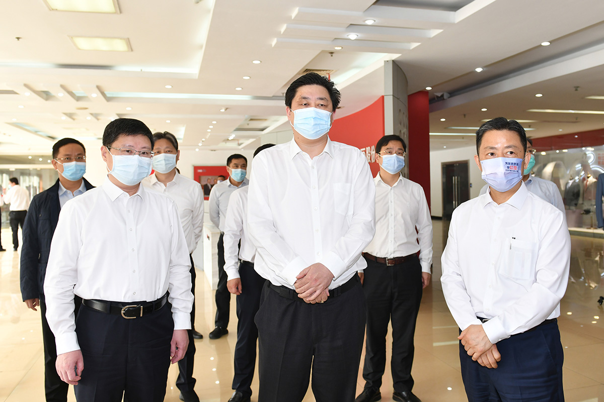 4月12日，無(wú)錫市市長(zhǎng)趙建軍帶隊(duì)深入紅豆集團(tuán)，專題調(diào)研疫情防控和復(fù)工復(fù)產(chǎn)工作。